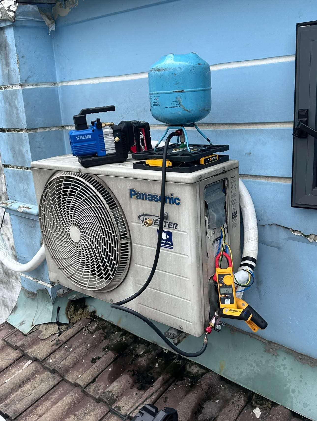 Đầu nối ống đồng máy lạnh bị hở rò rỉ gas